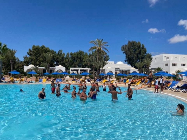 Turisté dovádí v bazénu. 