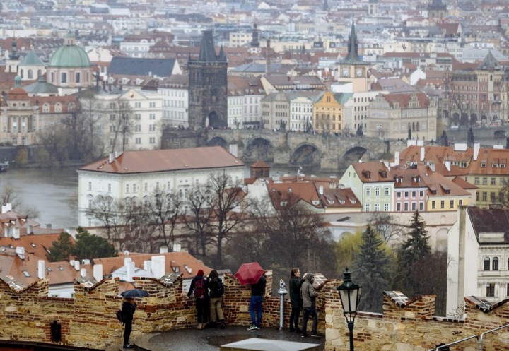 Turisté na vyhlídce v Praze. 