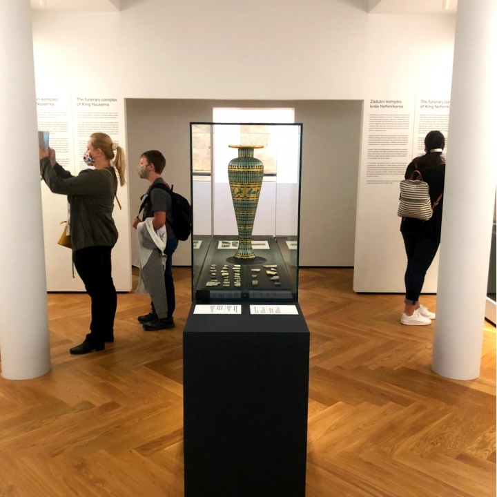 Lidé mají o výstavu velký zájem. 