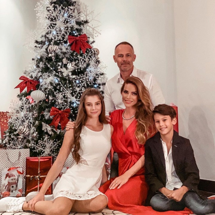 Andrea Verešová s rodinou u vánočního stromku. 