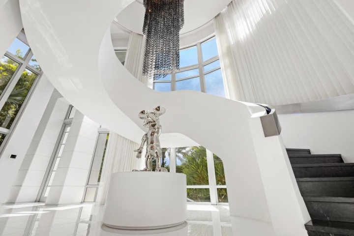 Vstupní hala se sochou Mickey Mouse