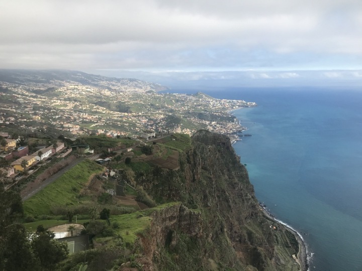 Výhled na moře a útes.