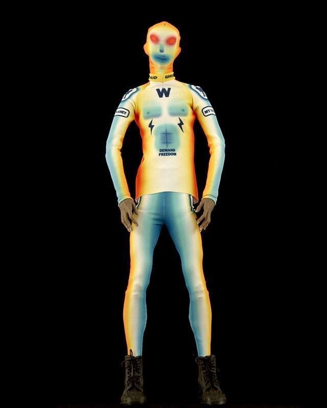 Pánský model z kolekce Walter Van Beirendonck SS 2021