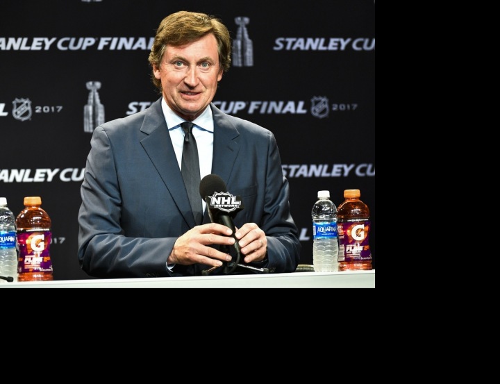 Wayne Douglas Gretzky na tiskové konferenci NHL