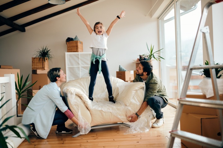 Mladé rodiny s deťmi dávajú kvôli nedostatku vlastných financií prednosť nájmom
