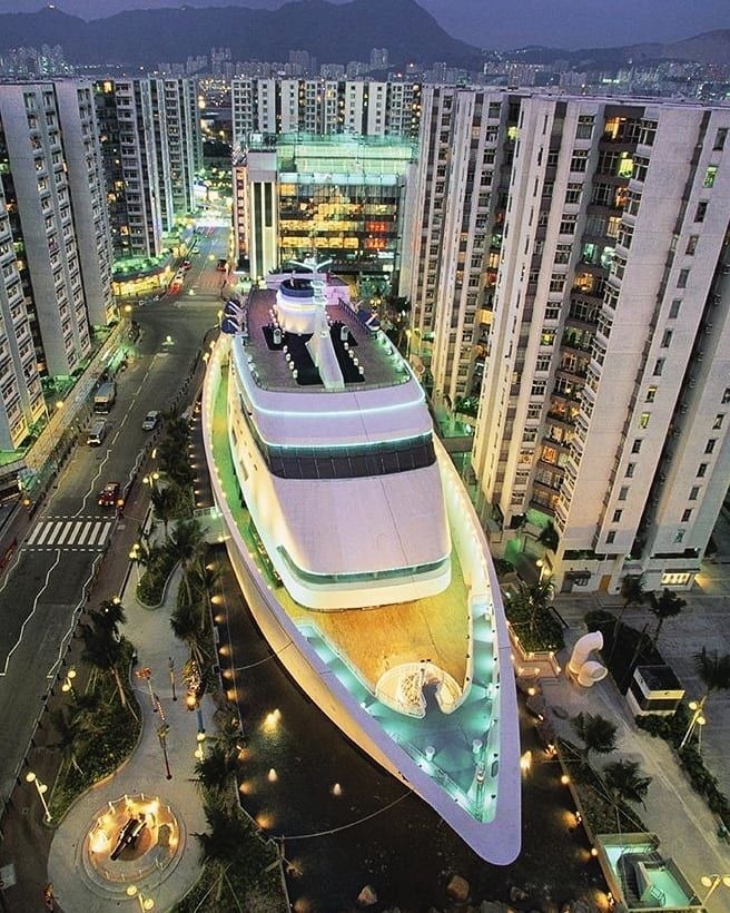 Loď v Hongkongu ukrývá nákupní centrum