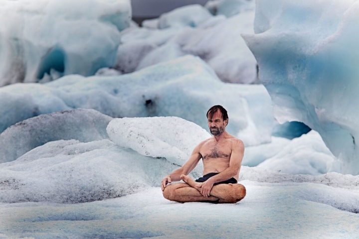 Wim Hof při otužování. 