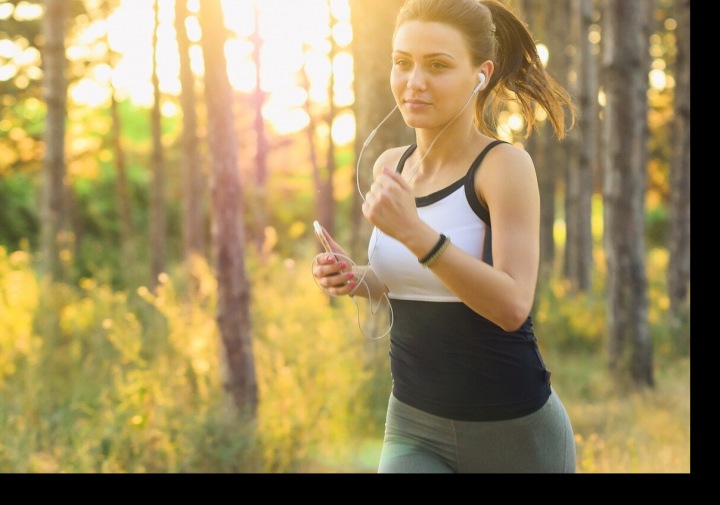 Milovníci běhu si přijdou na své. Na snímku běžící žena.