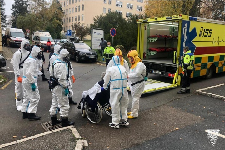 Záchranáři a covid pozitivní pacient. 