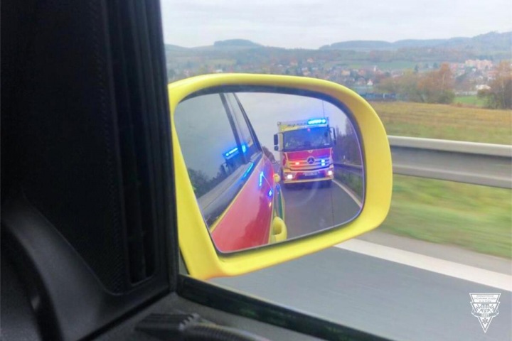 Vůz zachycený v postranním zrcátku sanitky. 