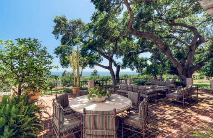 Zděná terasa s výhledem. 