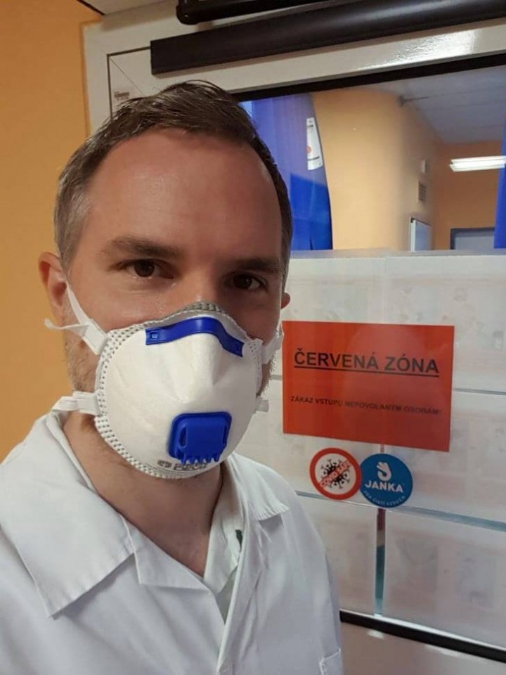 Primátor Zdeněk Hřib s respirátorem v nemocnici.