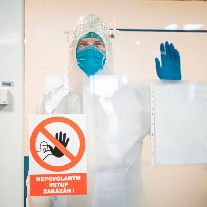 Hřib mává v covidovém obleku.