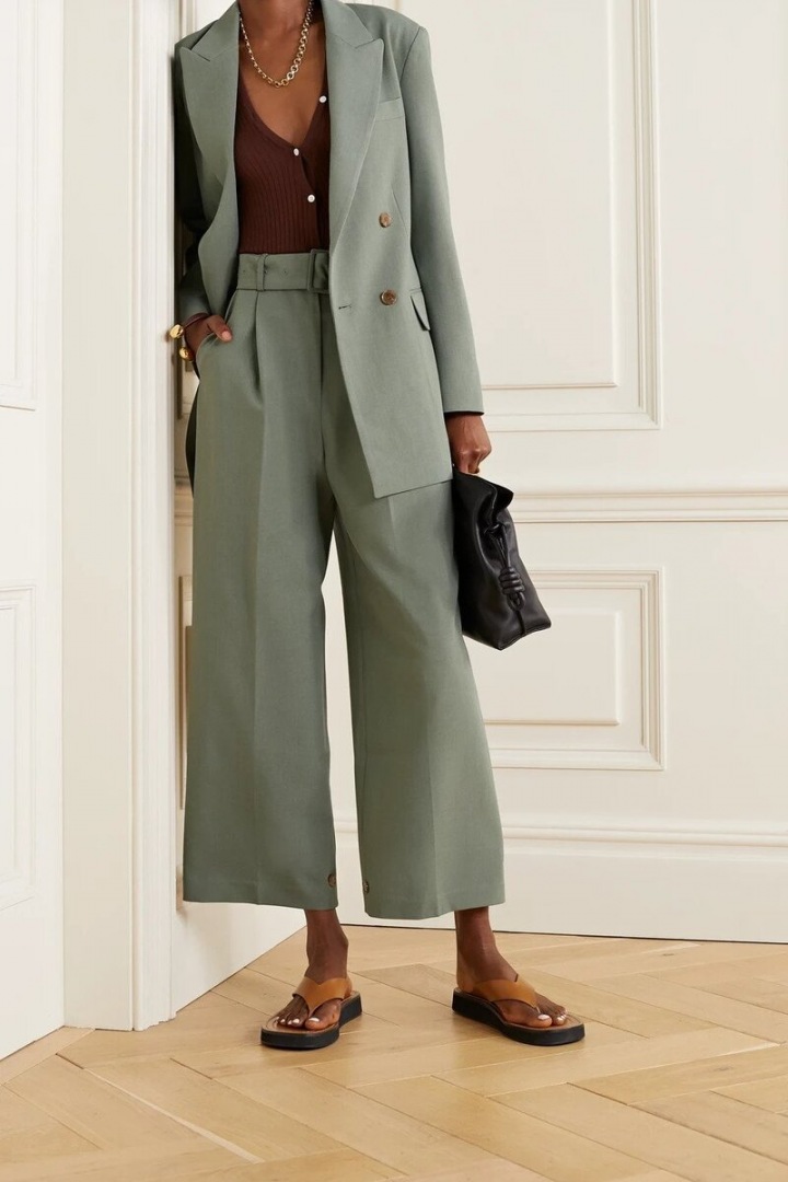 Žena má na sobě oversized sako. 