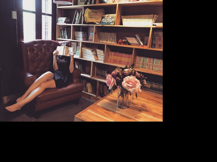 Žena na lenošce u knihovny