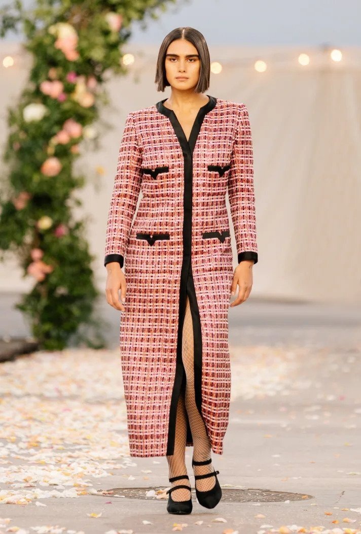 Žena na přehlídce Chanel haute couture Spring 2021