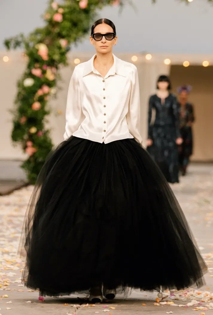 Žena na přehlídce Chanel haute couture Spring 2021