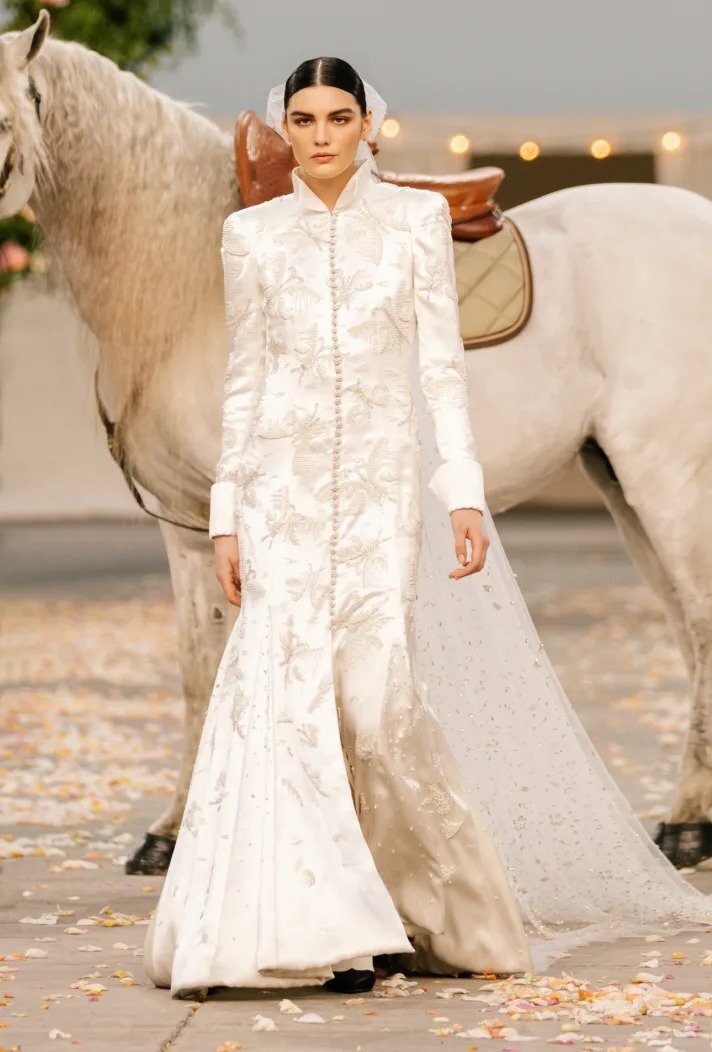 Žena na přehlídce Chanel haute couture Spring 2021
