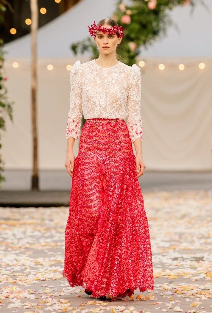 Žena na přehlídce Chanel haute couture Spring 2021