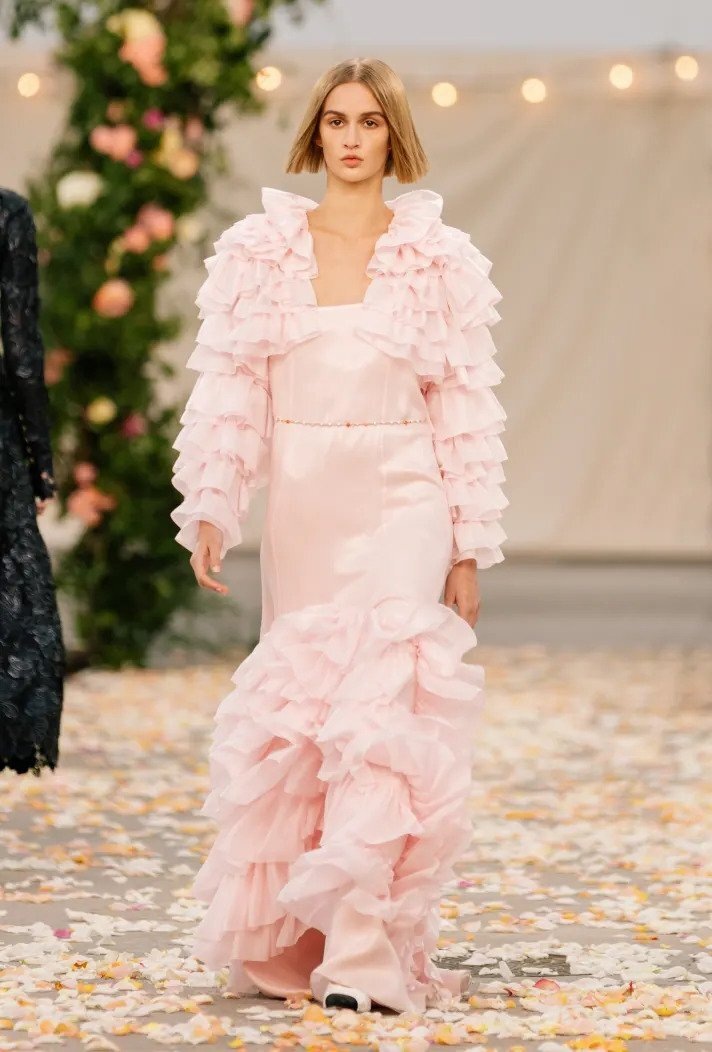 Žena na přehlídce Chanel haute couture Spring 2021