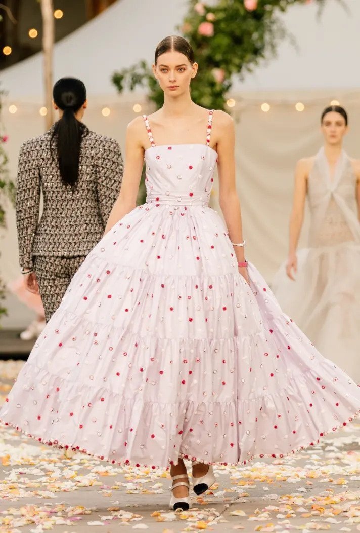 Žena na přehlídce Chanel haute couture Spring 2021