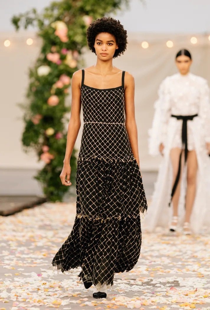 Žena na přehlídce Chanel haute couture Spring 2021