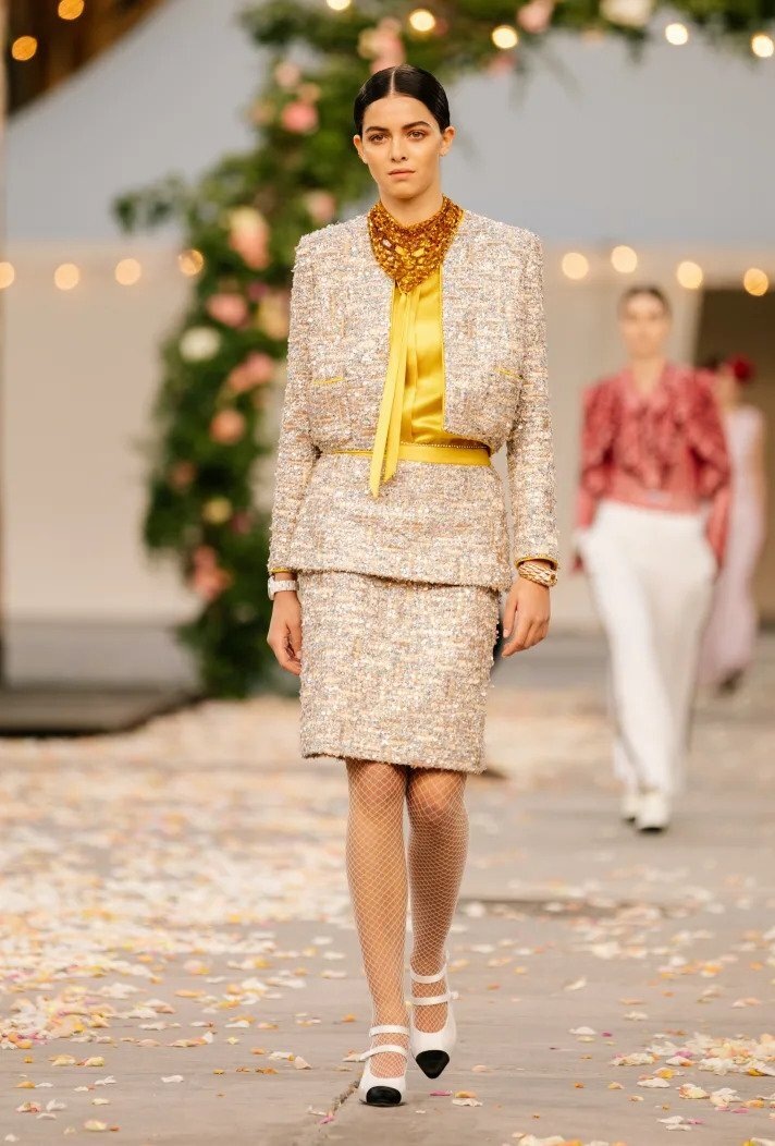 Žena na přehlídce Chanel haute couture Spring 2021