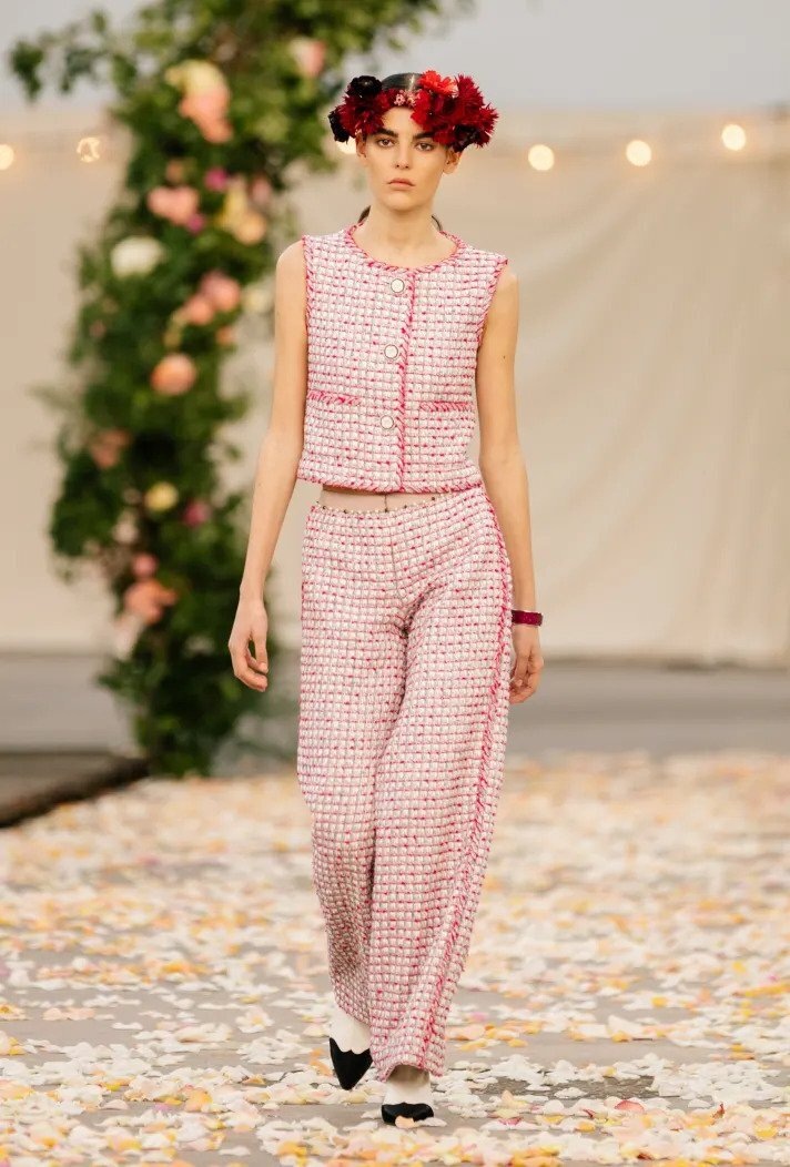 Žena na přehlídce Chanel haute couture Spring 2021