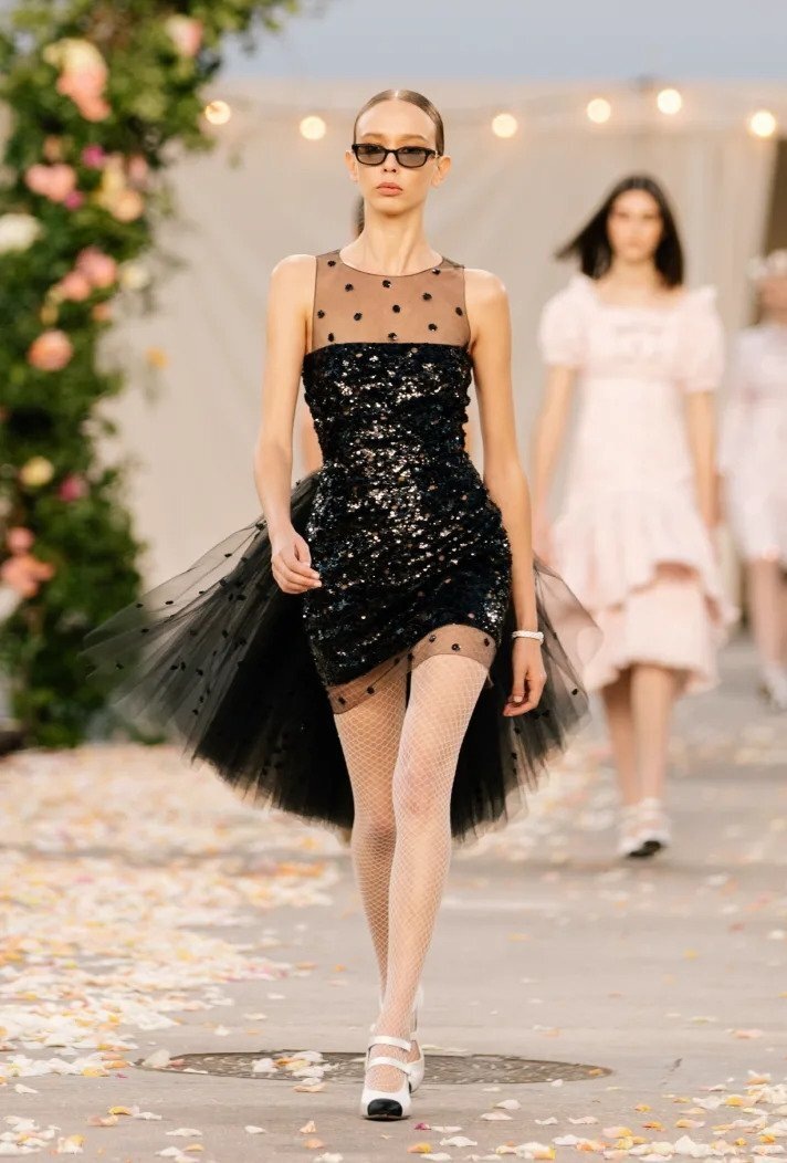 Žena na přehlídce Chanel haute couture Spring 2021