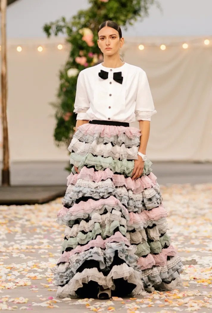 Žena na přehlídce Chanel haute couture Spring 2021