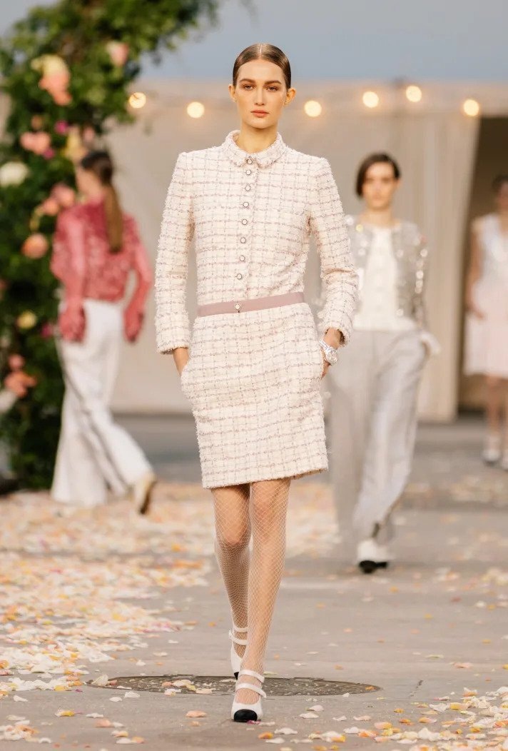 Žena na přehlídce Chanel haute couture Spring 2021