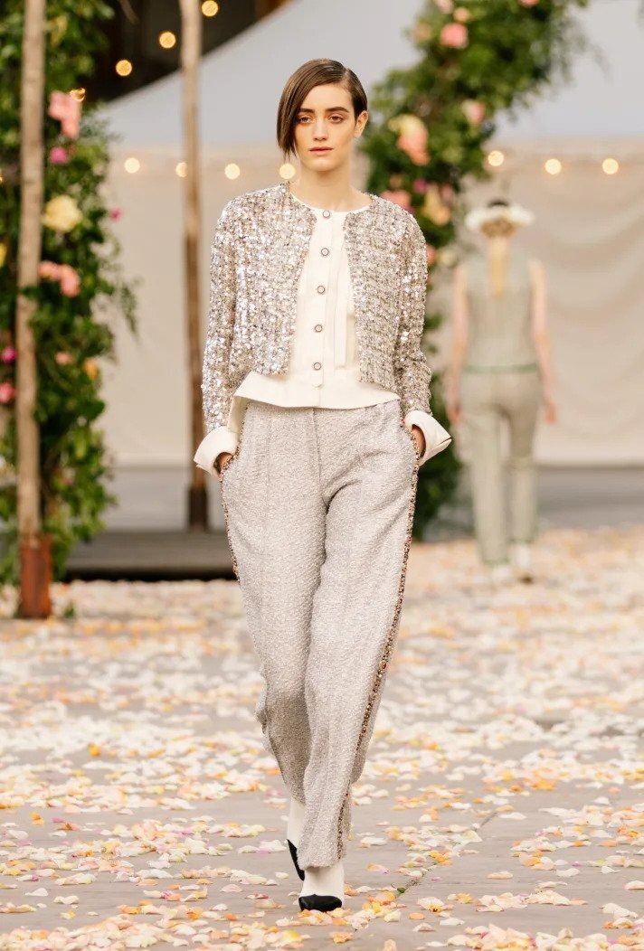 Žena na přehlídce Chanel haute couture Spring 2021