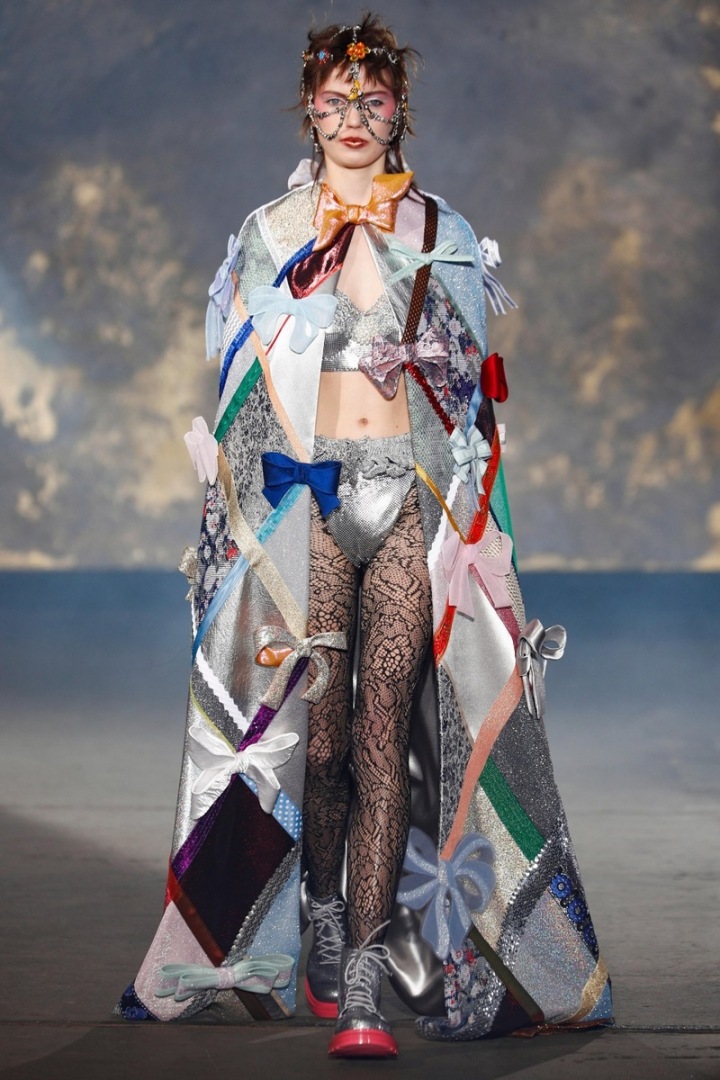 Žena na přehlídce Viktor & Rolf couture SS2021.