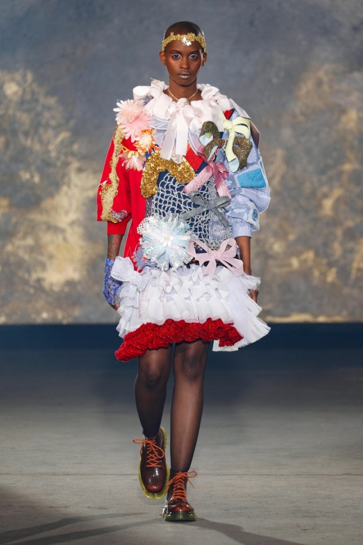 Žena na přehlídce Viktor & Rolf couture SS2021.