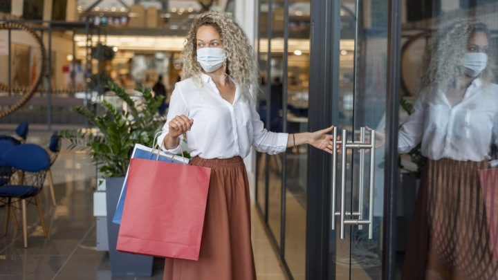 Žena nakupuje v roušce. 