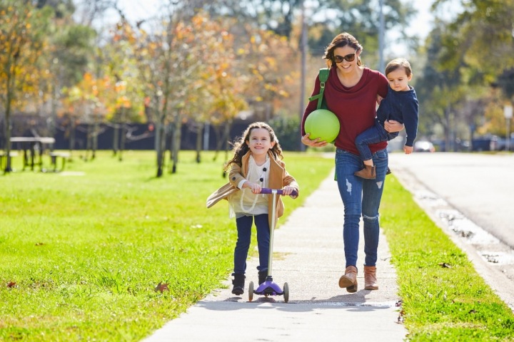 Žena s dětmi v parku