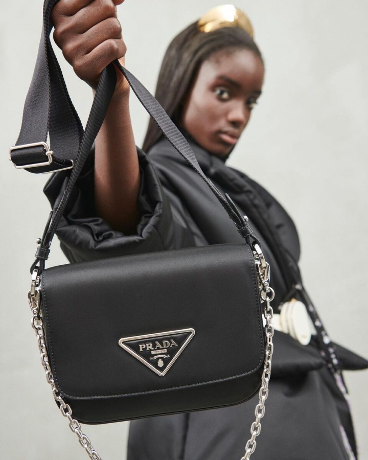 Žena s kabelkou Prada