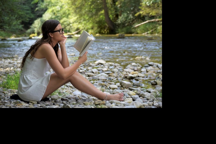 Žena s knihou u řeky