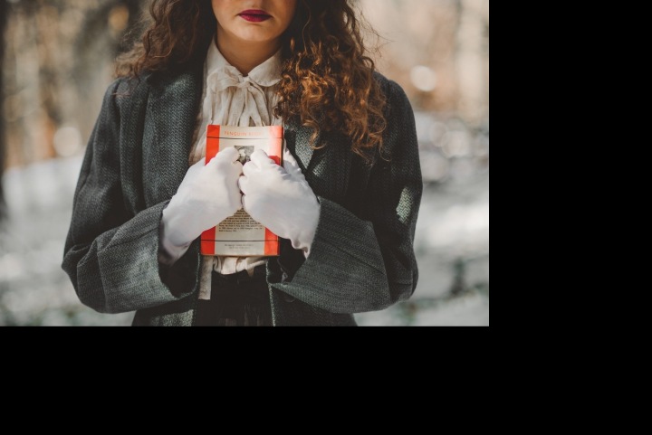 Žena s knihou v zimě venku