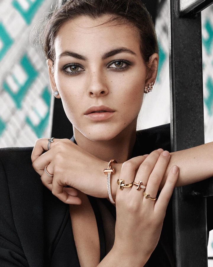 Žena se šperky Tiffany and Co.