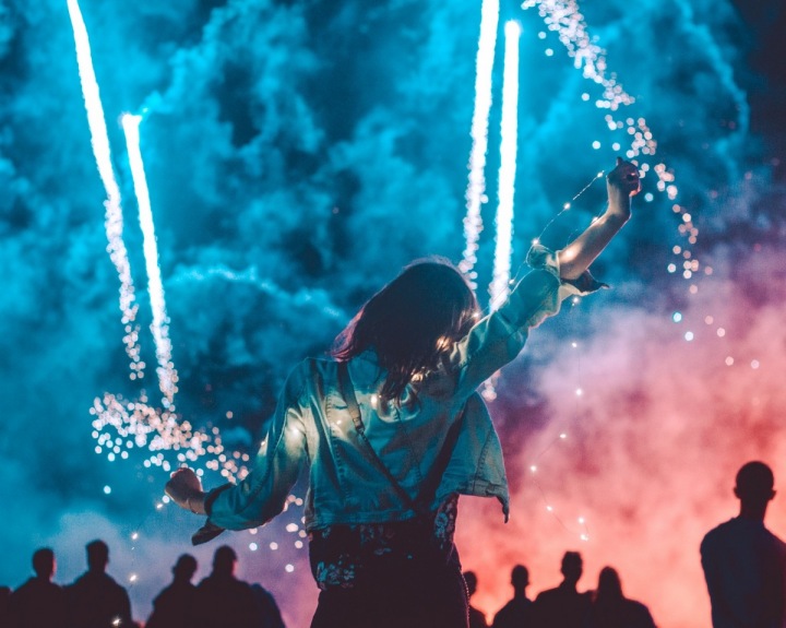 Žena sleduje ohňostroj. 