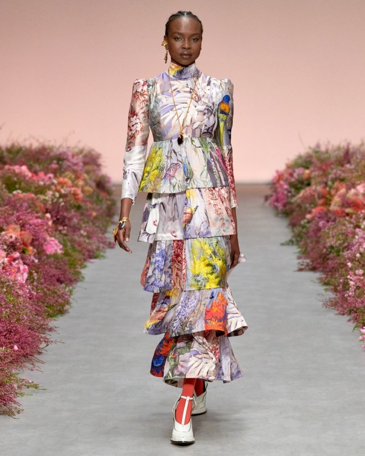 Žena v barevných šatech Zimmermann