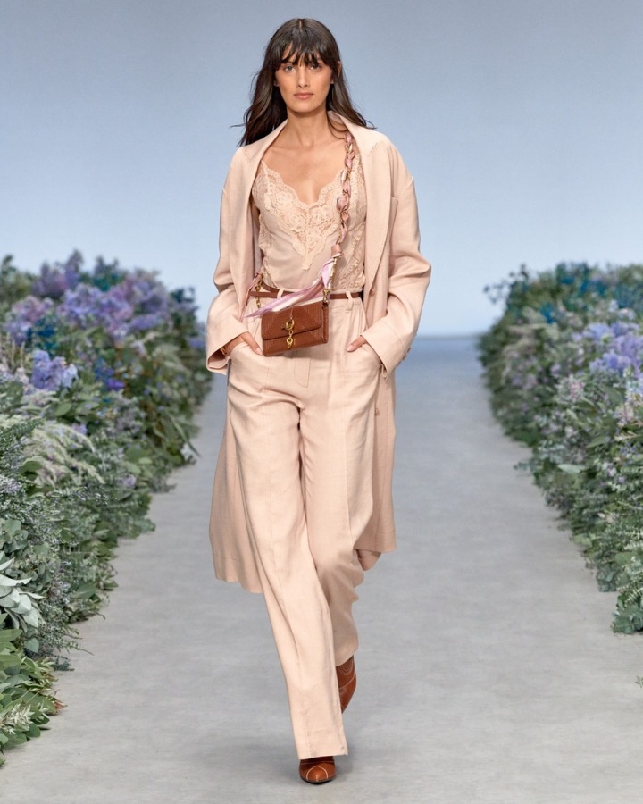 Žena v béžovém topu a béžových kalhotách Zimmermann