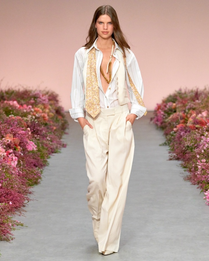 Žena v bílé halence a béžových kalhotách Zimmermann
