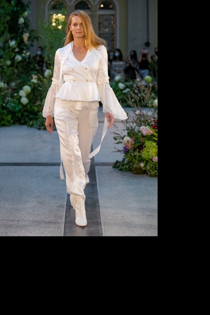 Žena v bílém outfitu od Jiřího Kalfaře