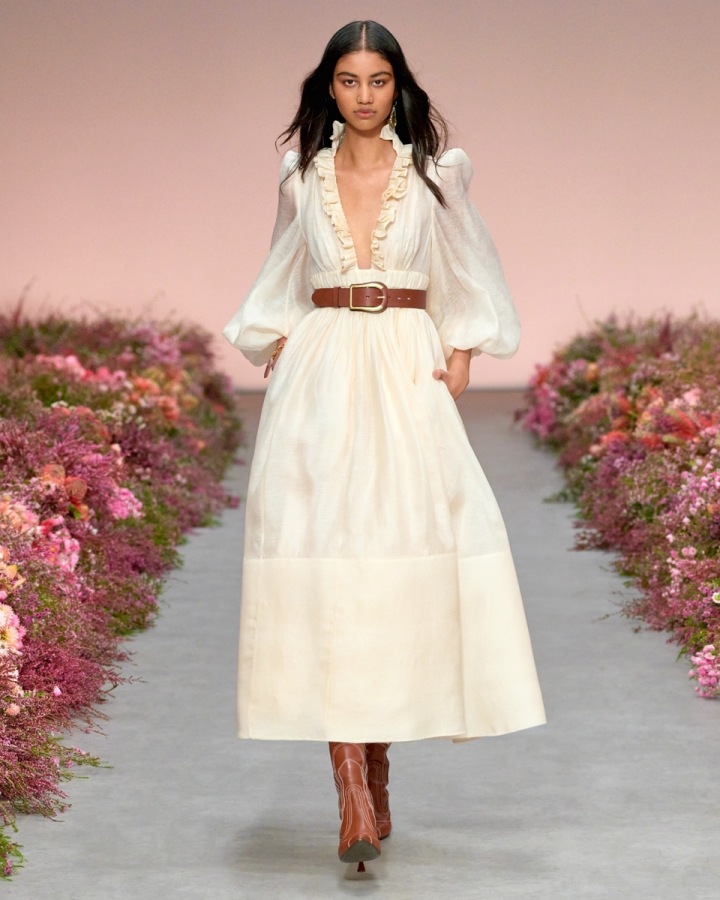 Žena v bílých boho šatech Zimmermann