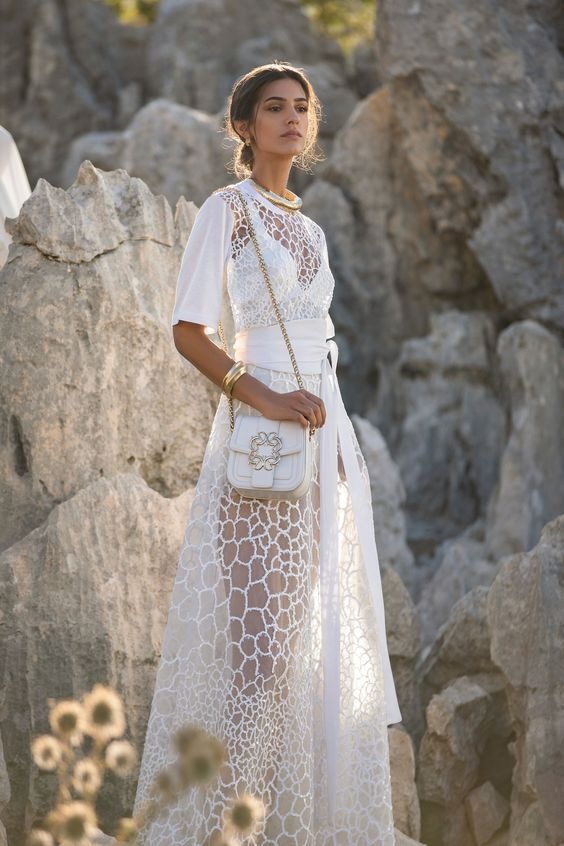 Žena v bílých šatech Elie Saab SS2021