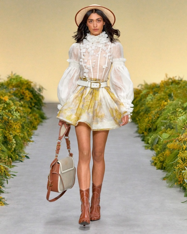 Žena v bílých šatech Zimmermann