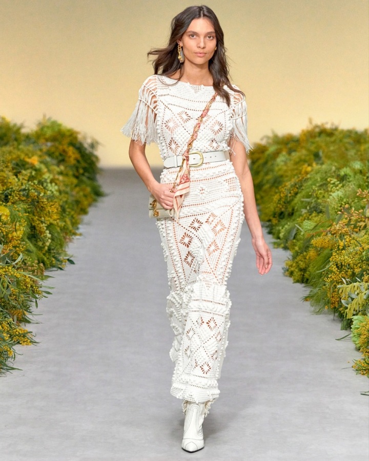 Žena v bílých šatech Zimmermann