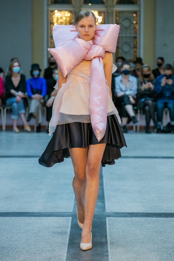 Žena v černé sukni a béžovém topu od Natalie Dufkové